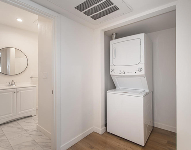 328 E Tujunga Avenue - Photo Thumbnail 4
