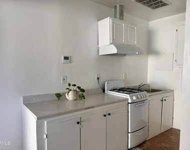 15744 1/2 W Saticoy Street - Photo Thumbnail 2