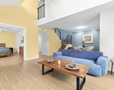 2033 Shadytree Lane - Photo Thumbnail 5