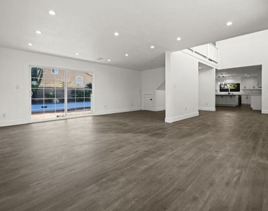 6257 Lindley Avenue - Photo Thumbnail 3