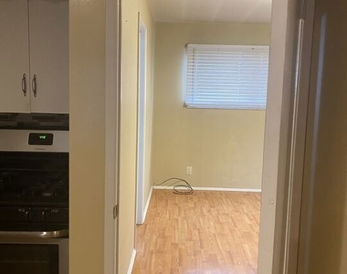 11317 1/2 Iowa Avenue - Photo Thumbnail 6