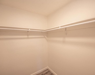 930 B - Photo Thumbnail 22