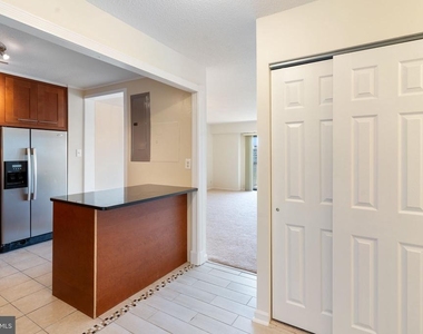 203 Yoakum Parkway - Photo Thumbnail 4