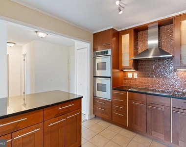 203 Yoakum Parkway - Photo Thumbnail 2