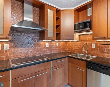 203 Yoakum Parkway - Photo Thumbnail 3