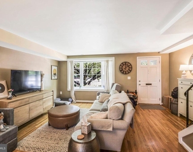 3826 King Street - Photo Thumbnail 2