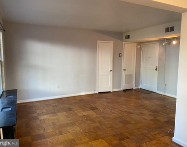 1300 N Meade Street - Photo Thumbnail 3