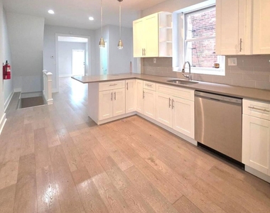 5515 Catharine Street - Photo Thumbnail 4