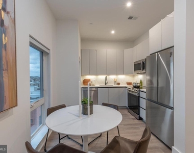 1421 E Columbia Avenue - Photo Thumbnail 5
