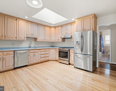 7504 Radnor Road - Photo Thumbnail 15
