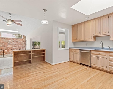 7504 Radnor Road - Photo Thumbnail 16