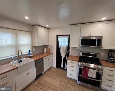 6017 Black Friars Circle - Photo Thumbnail 3
