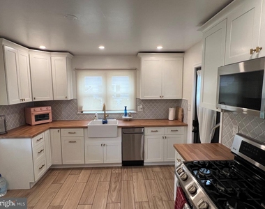 6017 Black Friars Circle - Photo Thumbnail 4