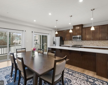 10706 Larkswood Street - Photo Thumbnail 9