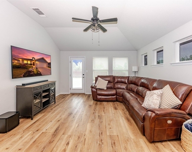 303 Schuyerville Dr - Photo Thumbnail 9