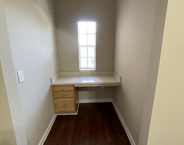 10075 Gate Parkway - Photo Thumbnail 19