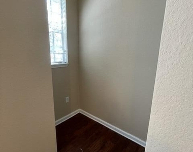 10075 Gate Parkway - Photo Thumbnail 5