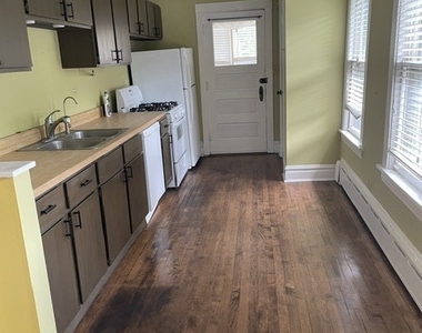 211 N Larch Avenue - Photo Thumbnail 3