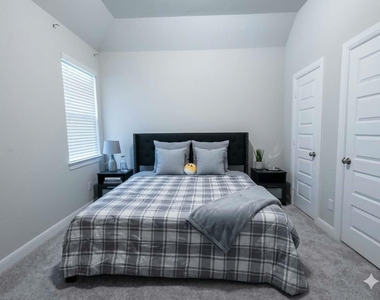 5715 Caper Shores Lane - Photo Thumbnail 17