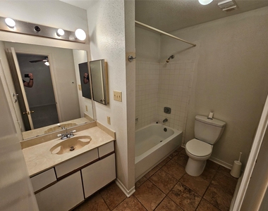 9800 Pagewood Lane - Photo Thumbnail 14