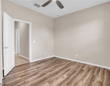 2061 Hamlin Street - Photo Thumbnail 10