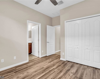 2061 Hamlin Street - Photo Thumbnail 9