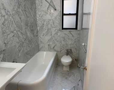 East 68 Street - Photo Thumbnail 2