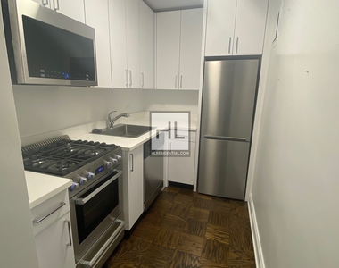 E 82 St - Photo Thumbnail 3