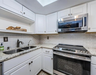 2739 Sherbrooke Lane - Photo Thumbnail 9