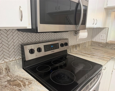 6211 Bayside Key Drive - Photo Thumbnail 3