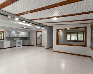 10519 Bridgewood Drive - Photo Thumbnail 3