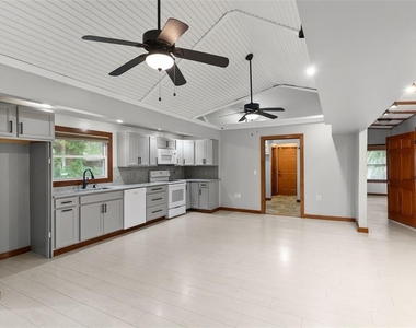 10519 Bridgewood Drive - Photo Thumbnail 12