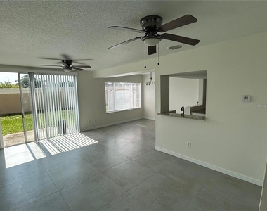 202 Washington Palm Loop - Photo Thumbnail 2