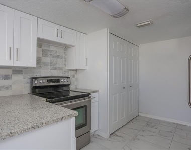 202 Washington Palm Loop - Photo Thumbnail 7