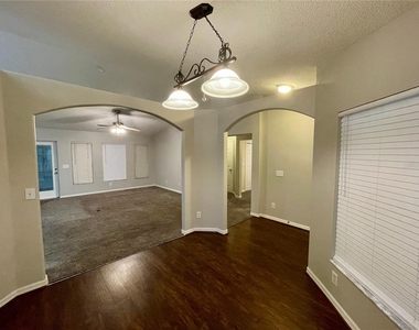 12119 Warwick Circle - Photo Thumbnail 6