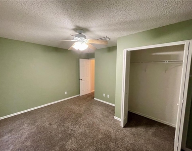 12119 Warwick Circle - Photo Thumbnail 16