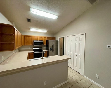 12119 Warwick Circle - Photo Thumbnail 8