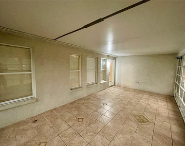 12119 Warwick Circle - Photo Thumbnail 22