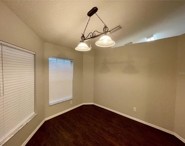 12119 Warwick Circle - Photo Thumbnail 7