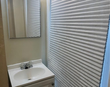 716 W Washington Street - Photo Thumbnail 6