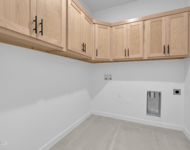 12825 Middlesbrough Avenue - Photo Thumbnail 8
