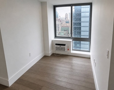 West 47th Street - Photo Thumbnail 8