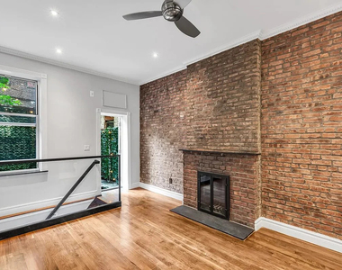 562 Hudson Street - Photo Thumbnail 6