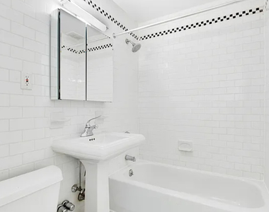 876 Lexington Avenue - Photo Thumbnail 2