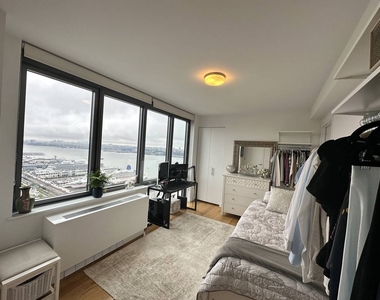 West 57th Street - Photo Thumbnail 4