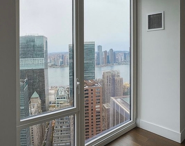 East 44th Street - Photo Thumbnail 2