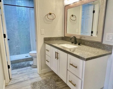 9040 E Winchcomb Drive - Photo Thumbnail 6