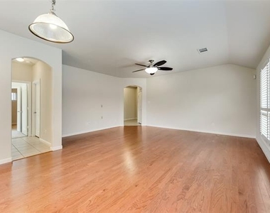 2404 Sun Creek Drive - Photo Thumbnail 7