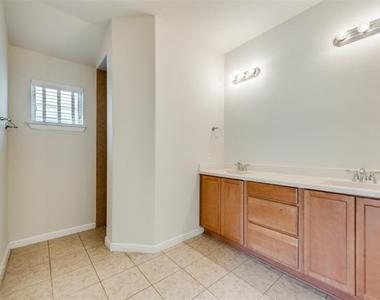 2404 Sun Creek Drive - Photo Thumbnail 16