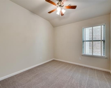 2404 Sun Creek Drive - Photo Thumbnail 13